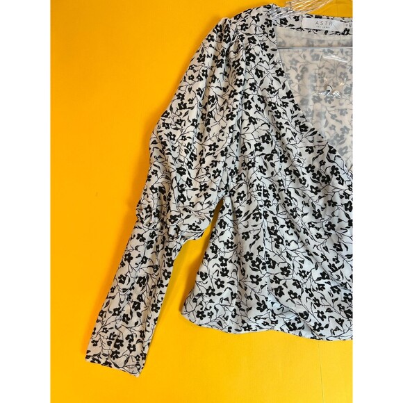 ASTR Floral Ditsy Blouse Top Womens XS Ivory Black Button Front Long Sleeve NWT - Picture 5 of 12